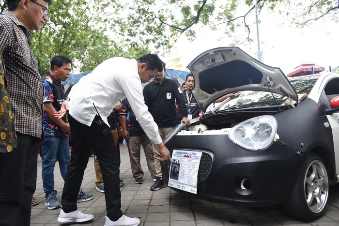 Bupati Sidoarjo, Subandi, dalam Antartika Fair 2025 di Alun-alun Sidoarjo.