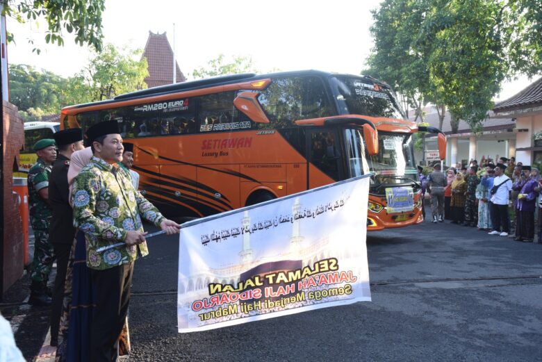 Pagi ini, Sebanyak 376 jemaah calon haji (JCH) dari Sidoarjo yang tergabung dalam Kloter 11 dilepas keberangkatannya oleh Bupati Sidoarjo