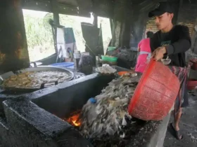 Pabrik di Sidoarjo goreng tahu pakai sampah plastik (foto: Antara/CNN)