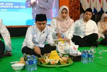 Bupati Mojokerto saat potong tumpeng dalam acara tasyakuran peringatan malam hari jadi Kabupaten Mojokerto yang ke-732.(blok-a.com/Syahrul Wijaya)