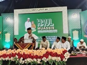 Haul ke-6 Al-Maghfurlah KH. Imam Muhdi dan Haul ke-4 Ny. Hj. Siti Hamdanah di Ponpes Darul Hikmah, Kecamatan Gambiran, Jumat malam (30/5/2025).(blok-a.com/Kuryanto)
