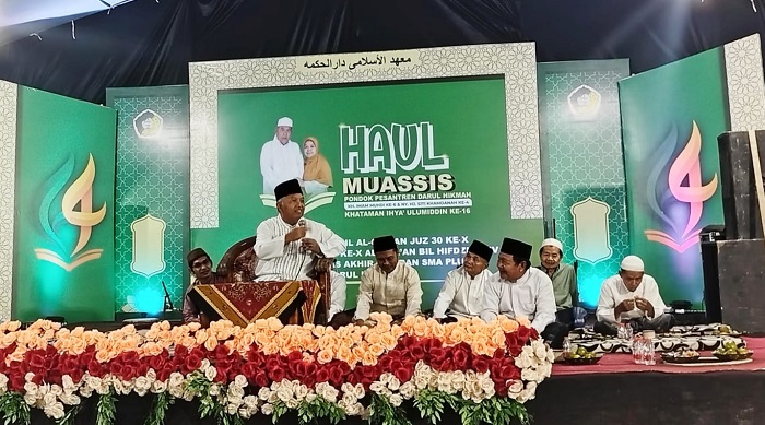 Haul ke-6 Al-Maghfurlah KH. Imam Muhdi dan Haul ke-4 Ny. Hj. Siti Hamdanah di Ponpes Darul Hikmah, Kecamatan Gambiran, Jumat malam (30/5/2025).(blok-a.com/Kuryanto)