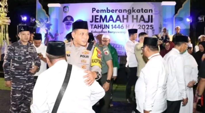 Prosesi pelepasan 752 calon jamaah haji asal Banyuwangi Kloter 42 dan 43 menuju Asrama Haji Sukolilo, Surabaya, Senin (12/5/2025). (blok-a.com/Kuryanto)