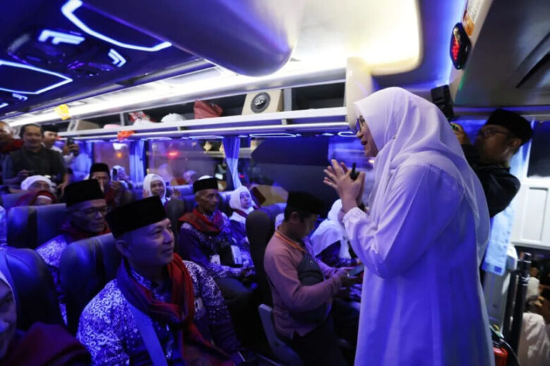 Prosesi pelepasan 752 calon jamaah haji asal Banyuwangi Kloter 42 dan 43 menuju Asrama Haji Sukolilo, Surabaya, Senin (12/5/2025). (blok-a.com/Kuryanto)