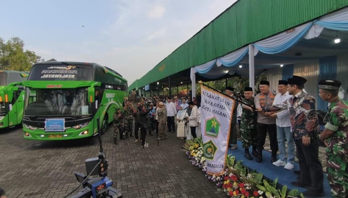 Wali Kota Malang, Wahyu Hidayat saat memberangkatkan calon haji asal Kota Malang (istimewa)