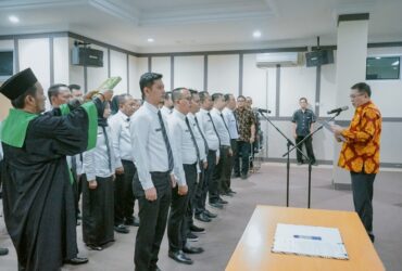 Pemkab Gresik secara resmi melantik dan mengambil sumpah/janji 17 Jurusita Pajak Daerah.(Istimewa)