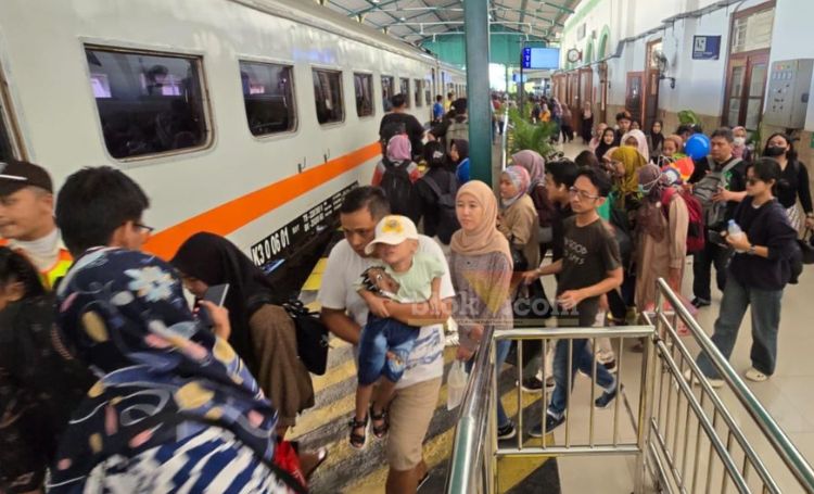 Lonjakan penumpang selama libur panjang Kenaikan Yesus Kristus.(blok-a.com/Fajar)