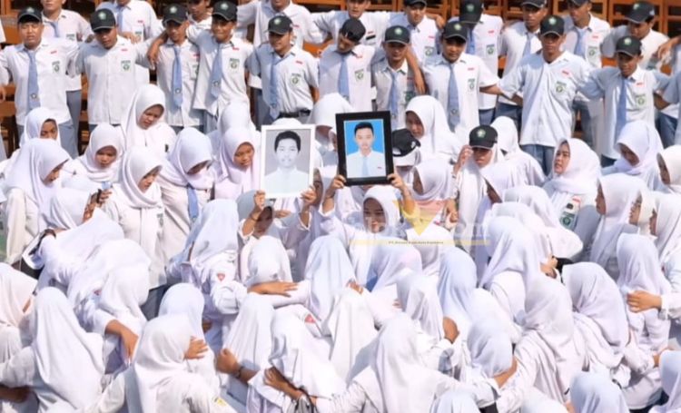 para siswa SMK YPI Darussalam 1 Cerme Gresik melaksanakan perpisahan dengan aksi flashmob formasi hening dan mengangkat pigura berisi foto kedua almarhum dua temannya.(blok-a.com/ivan)