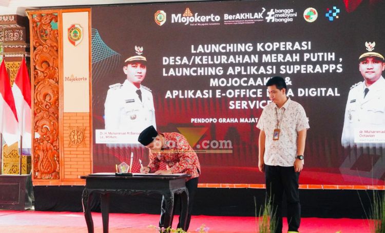 Bupati Mojokerto Gus Barra menandatangani peluncuran Koperasi merah putih di Graha Maja Tama pendopo Kabupaten.(blok-a.com/Syahrul Wijaya)