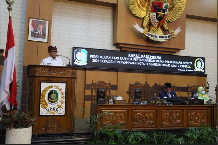 Wabup Mujiono saat menyampaikan nota pengantar dua Raperda usulan eksekutif pada rapat Paripurna di gedung DPRD Banyuwangi, Rabu (28/5/2025).(Istimewa)