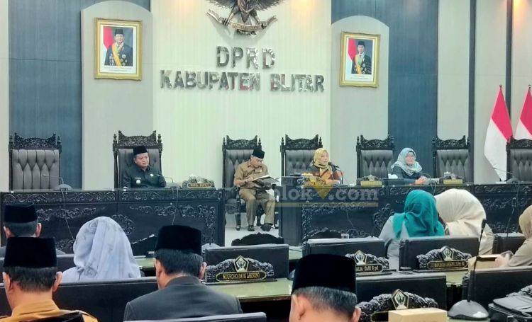 Rapat Paripurna DPRD Kabupaten Blitar dengan agenda penyampaian pandangan umum fraksi-fraksi terhadap penjelasan Bupati mengenai Raperda tentang RPJMD Tahun 2025–2029. (blok-a.com/Fajar)