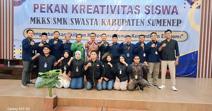 Sumenep, Blok-a.com – Himpunan Mahasiswa Manajemen (HIMAMA) Universitas Bahaudin Mudhary Madura (Uniba Madura) sukses menggelar 1st Manufest 2025, festival yang menampilkan kreativitas dan inovasi siswa dan mahasiswa. Acara ini berlangsung selama tiga hari, 20–22 Mei 2025, di Gedung Tuan Ghube Uniba Madura. Festival ini diisi dengan berbagai kegiatan seperti lomba desain poster, pameran produk kreatif, bazar, dan penampilan seni dari siswa dan mahasiswa. Tak hanya itu, HIMAMA juga bekerja sama dengan Musyawarah Kerja Kepala Sekolah (MKKS) SMK Swasta se-Kabupaten Sumenep untuk menyelenggarakan Pekan Kreativitas Siswa. Kolaborasi ini bertujuan untuk mendorong inovasi dan keterampilan siswa SMK Swasta di bidang teknologi dan bisnis. "Kolaborasi ini merupakan salah satu upaya kami untuk meningkatkan kemampuan dan kreativitas siswa SMK Swasta se-Kabupaten Sumenep," ujar Ketua MKKS SMK Swasta se-Kabupaten Sumenep, Kamis (22/5/2025). "Kami berharap acara ini dapat menjadi momentum bagi siswa untuk terus berkreasi dan berinovasi dalam bidang teknologi dan bisnis," tambahnya. Manufest 2025 dan Pekan Kreativitas Siswa diikuti oleh peserta dari tingkat PAUD hingga SMA sederajat. Berbagai karya ditampilkan dalam bentuk lomba dan pameran, menarik minat pengunjung yang hadir di lokasi acara. "Kami sangat senang melihat antusiasme dan semangat siswa dalam mengikuti kegiatan ini," ujar salah satu pengunjung. "Acara ini sangat menyenangkan dan memberikan kesempatan bagi siswa untuk menunjukkan kreativitas mereka," tambah pengunjung lainnya. Pada penutupan acara, Ketua HIMAMA dan Rektor Uniba Madura menyampaikan apresiasi kepada seluruh pihak yang telah berkontribusi dalam menyukseskan kegiatan ini. HIMAMA Uniba Madura.