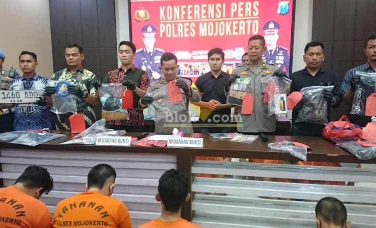 Barang bukti dan tersangka yang terjaring operasi pekat II Semeru 2025.(blok-a.com/Syahrul Wijaya)