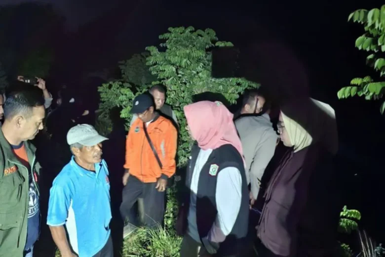 Bupati Lumajang Indah Amperawati turun ke lokasi rusaknya talud Sungai Rejali di Dusun Bondeli, Desa Sumberwuluh, Kecamatan Candipuro, Minggu (11/5/2025) malam. (Diskominfo Lumajang)