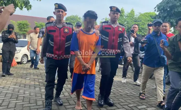 Tersangka yang setubuhi adik tiri digelandang ke Mapolres Jombang.(Blok-a.com/Syahrul Wijaya)
