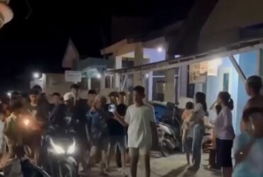 Tangkapan layar video viral warga Desa Grajagan, Banyuwangi, saat mengamankan ODGJ yang diduga hendak menculik anak. (Dok. Polsek Purwoharjo)