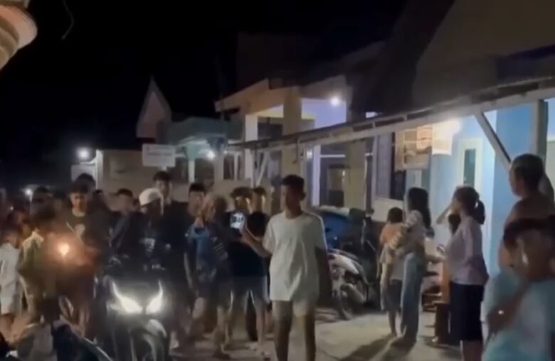 Tangkapan layar video viral warga Desa Grajagan, Banyuwangi, saat mengamankan ODGJ yang diduga hendak menculik anak. (Dok. Polsek Purwoharjo)