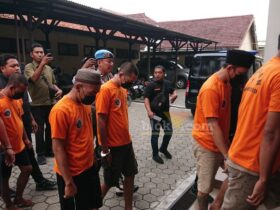 Delapan tersangka yang tertangkap digiring di Mapolres Mojokerto kota.(blok-a.com/Syahrul Wijaya)