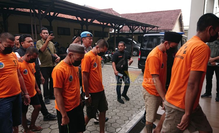 Delapan tersangka yang tertangkap digiring di Mapolres Mojokerto kota.(blok-a.com/Syahrul Wijaya)