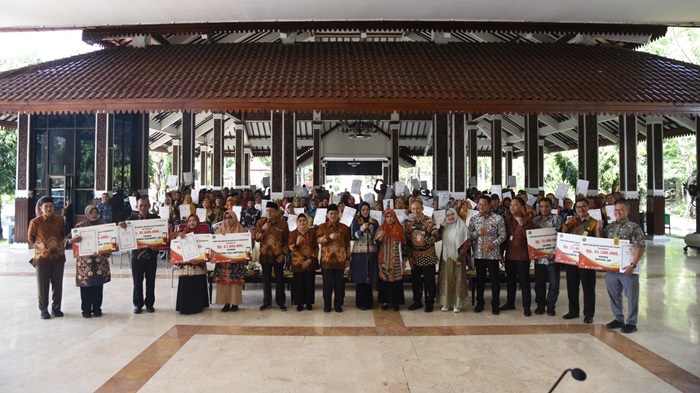 Penyerahan SK pensiun PNS Sidoarjo, di Pendapa Delta Wibawa, Kamis, (15/52025).