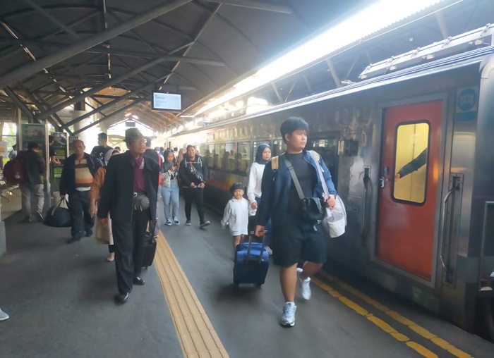 Penumpang kereta api jelang di Stasiun Daop 8 Surabaya.(Humas KAI)