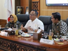Plt. Bupati Gresik Asluchul Alif terima kunjungan Kepala DPMPTSP Jatim Dyah Wahyu Ermawati (Kiri) dan Deputi Direktur BI Jatim M. Barik Bathaludin (kanan).(Istimewa)