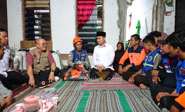 Bupati Mojokerto Gus Barra saat mengunjungi rumah ketua relawan birunya cinta.(blok-a.com/Syahrul Wijaya)