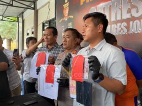 Press rilis penipuan modus rekrutmen pegawai kejaksaan di Polres Jombang, Senin (5/5/2025).(blok-a.com/Syahrul Wijaya)