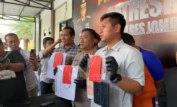 Press rilis penipuan modus rekrutmen pegawai kejaksaan di Polres Jombang, Senin (5/5/2025).(blok-a.com/Syahrul Wijaya)