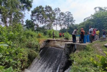 Pihak kepolisian dan tim BPBD Kabupaten Blitar terus melalukan pencarian. (blok-a.com/Fajar)