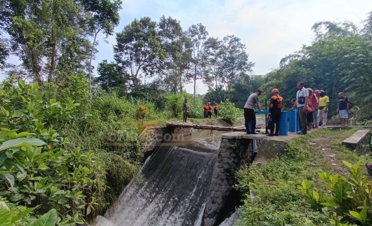 Pihak kepolisian dan tim BPBD Kabupaten Blitar terus melalukan pencarian. (blok-a.com/Fajar)