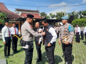 Kapolres Blitar Kota, AKBP Titus Yudho Uly memasangkan rompi kepada Satgas anti premanisme. (blok-a.com/Fajar)