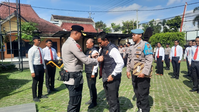Kapolres Blitar Kota, AKBP Titus Yudho Uly memasangkan rompi kepada Satgas anti premanisme. (blok-a.com/Fajar)