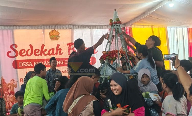 Rebutan gunungan di acara Sedekah Bumi Desa Kedanyang, Kecamatan Kebomas, Gresik, Minggu (18/5/2025).(blok-a.com/ivan)