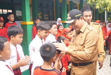 Bupati Sidoarjo, Subandi bersama para siswa.(dok. Pemkab Sidoarjo)
