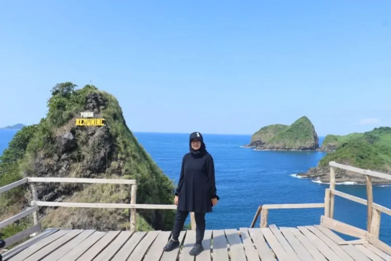 Bupati Banyuwangi Ipuk Fiestiandani di objek wisata Pulau Bedil, Desa Sumberagung, Kecamatan Pesanggaran. (Humas Pemkab Banyuwangi