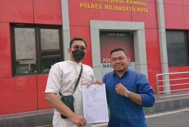 Korban DS bersama kuasa hukumnya usai membuat laporan di Mapolres Mojokerto kota.(blok-a.com/Syahrul Wijaya)