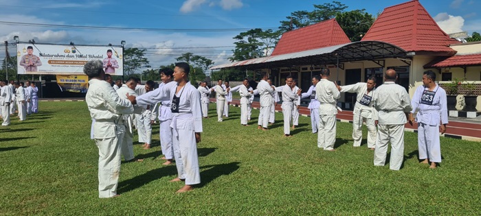 Tes Beladiri Polri Semester I Tahun Anggaran 2025 di halaman Mapolres Blitar. (blok-a.com/Fajar)