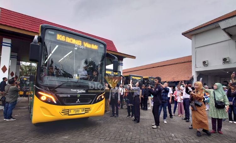 Peresmian bus Transjatim koridor VI di terminal Mojosari.(blok-a.com/Syahrul Wijaya)
