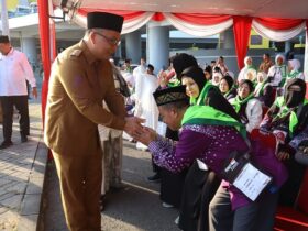 Wabup Gresik, dr. Asluchul Alif, melepas keberangkatan 260 Jamaah Calon Haji (JCH) asal Kabupaten Gresik yang tergabung dalam Kloter 14 dan 15, Senin (5/5/2025).(istimewa)