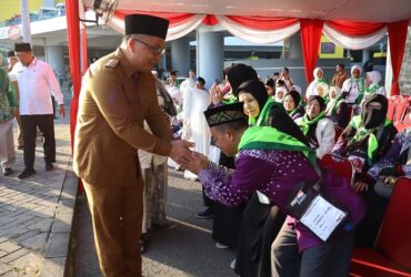 Wabup Gresik, dr. Asluchul Alif, melepas keberangkatan 260 Jamaah Calon Haji (JCH) asal Kabupaten Gresik yang tergabung dalam Kloter 14 dan 15, Senin (5/5/2025).(istimewa)