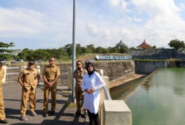 Bupati Ipuk bersama beberapa staf saat meninjau waduk Bajulmati di Kecamatan Wongsorejo, Senin (5/5/2025).(Humas Pemkab Banyuwangi)