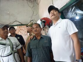 Bupati Sidoarjo, Subandi, kunjungi warga kurang mampu di Kecamatan Krian.