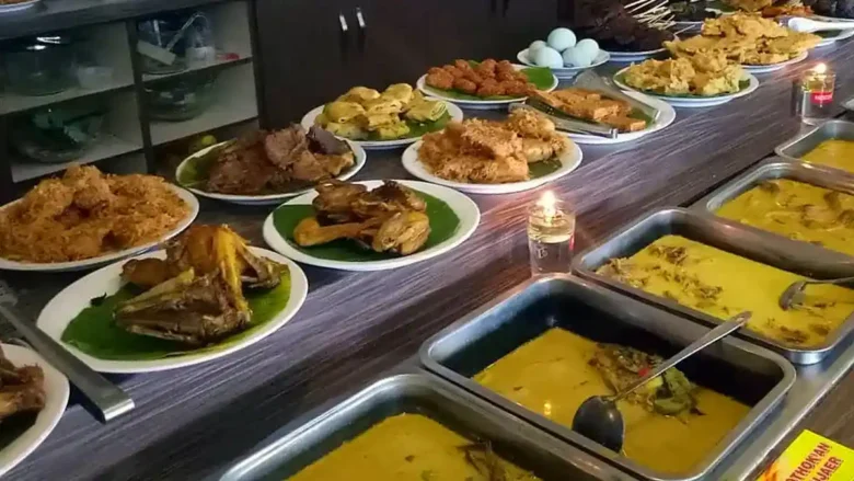 Menu prasmanan di Warung Nayamul, Kepanjen, Kabupaten Malang (foto: tripadvisor)