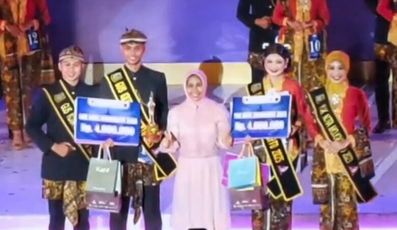 Teks: Wali kota Mojokerto Ika Puspita Sari memberikan sambutan dalam acara penobatan Gus Yuk duta wisata Kota Mojokerto tahun 2025.(blok-a.com/Syahrul Wijaya)