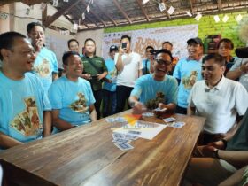 Suasana keakraban dan kemeriahan dalam laga eksebisi membuka Liga Jurnalis Main Remi yang digelar untuk memeriahkan Porprov IX Jawa Timur (blok-a.com / Yogga Ardiawan)