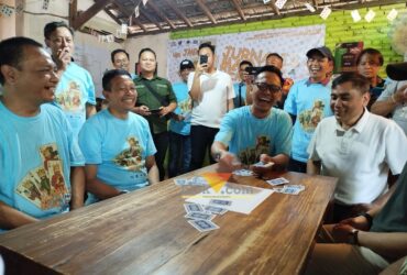 Suasana keakraban dan kemeriahan dalam laga eksebisi membuka Liga Jurnalis Main Remi yang digelar untuk memeriahkan Porprov IX Jawa Timur (blok-a.com / Yogga Ardiawan)