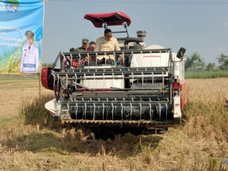 Wali Kota Malang, Wahyu Hidayat saat mencoba alat pertanian bantuan dari Presiden Prabowo (ist)