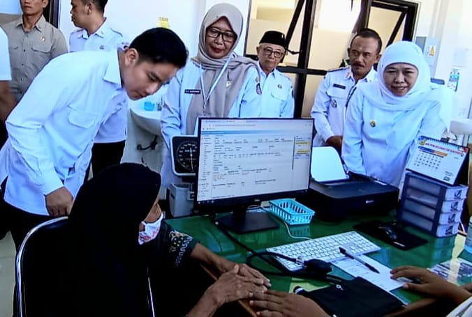 FOTO : Wakil Presiden Gibran Rakabuming Raka didampingi Gubernur Jawa Timur, Khofifah Indar Parawansa meninjau cek kesehatan gratis di Puskesmas Sukorejo di Kota Blitar. (blok-a.com/Fajar)