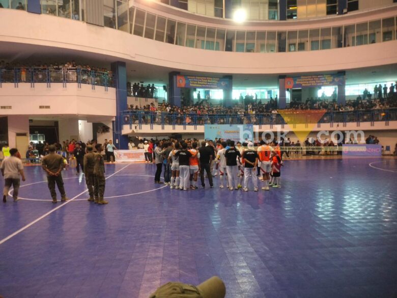 Suasana ricuh laga final futsal Porprov Jatim antara Kota Malang Vs Surabaya (Blok-a/Zul)